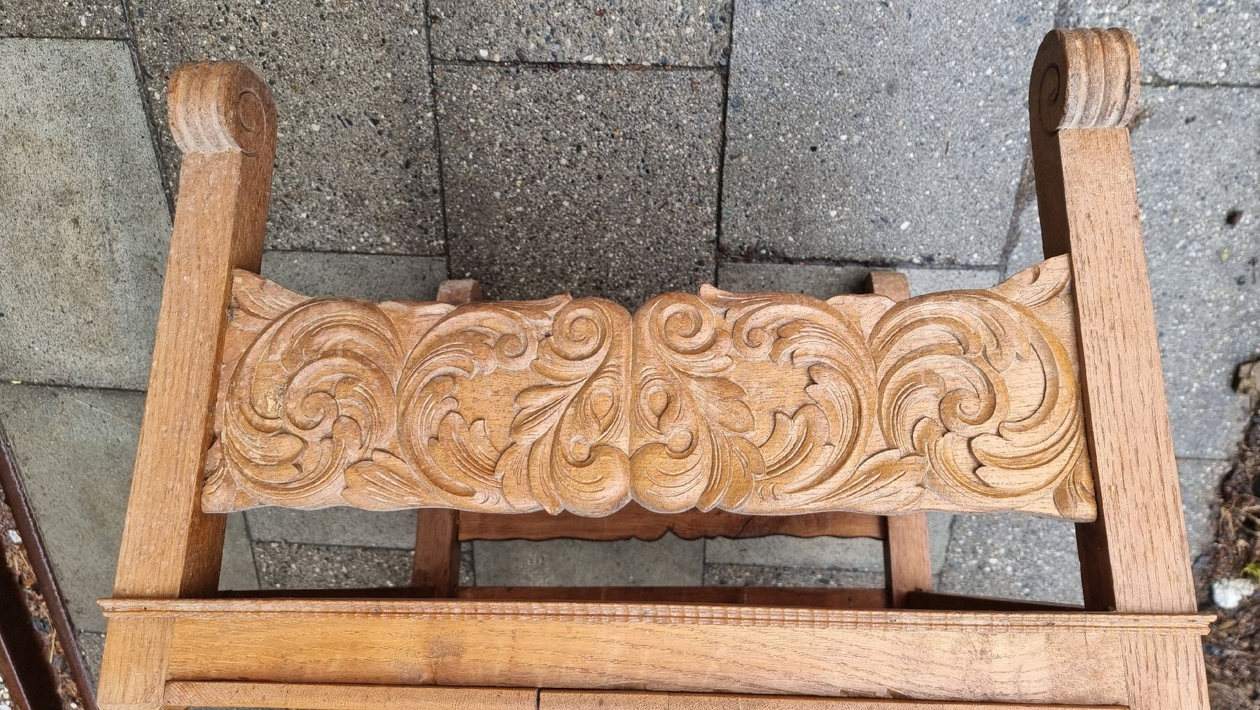 Stühle: Antiker geschnitzter Kirchenstuhl mit zwei Engel – Gebraucht aus Sils im Domleschg von platin01 3