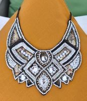 Statement-Halskette Bib-Stil, Perlen - Pailettenstickerei