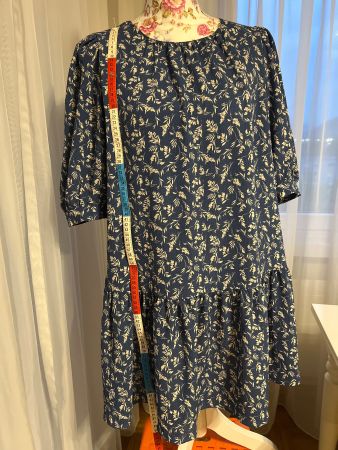 Neues Sommerkleid mit Blumenmuster, Grösse 38