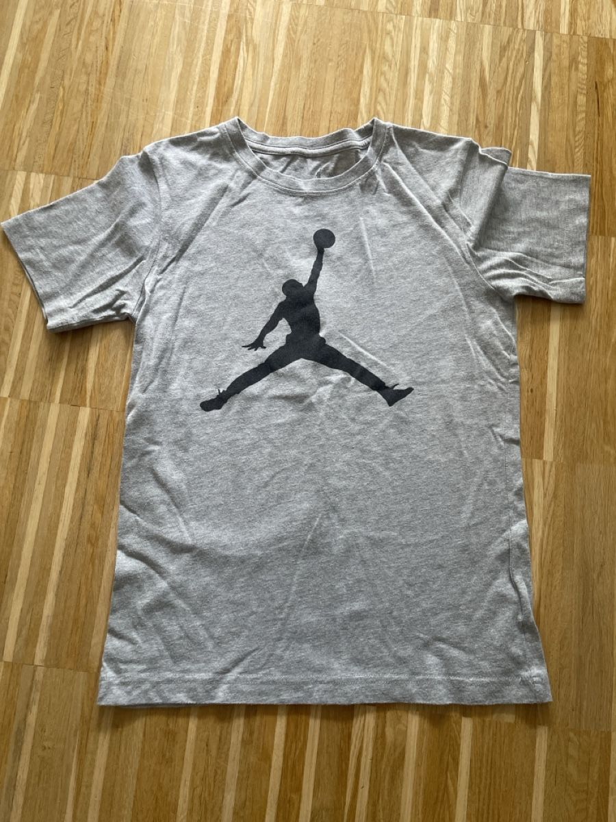 Jordan Hemden, T-Shirts & Polos: Jordan T-Shirt grau Logo  – Gebraucht aus Zürich von ros_jy6w