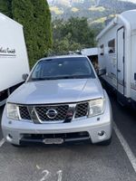 Nissan Pathfinder Silber Defekt 