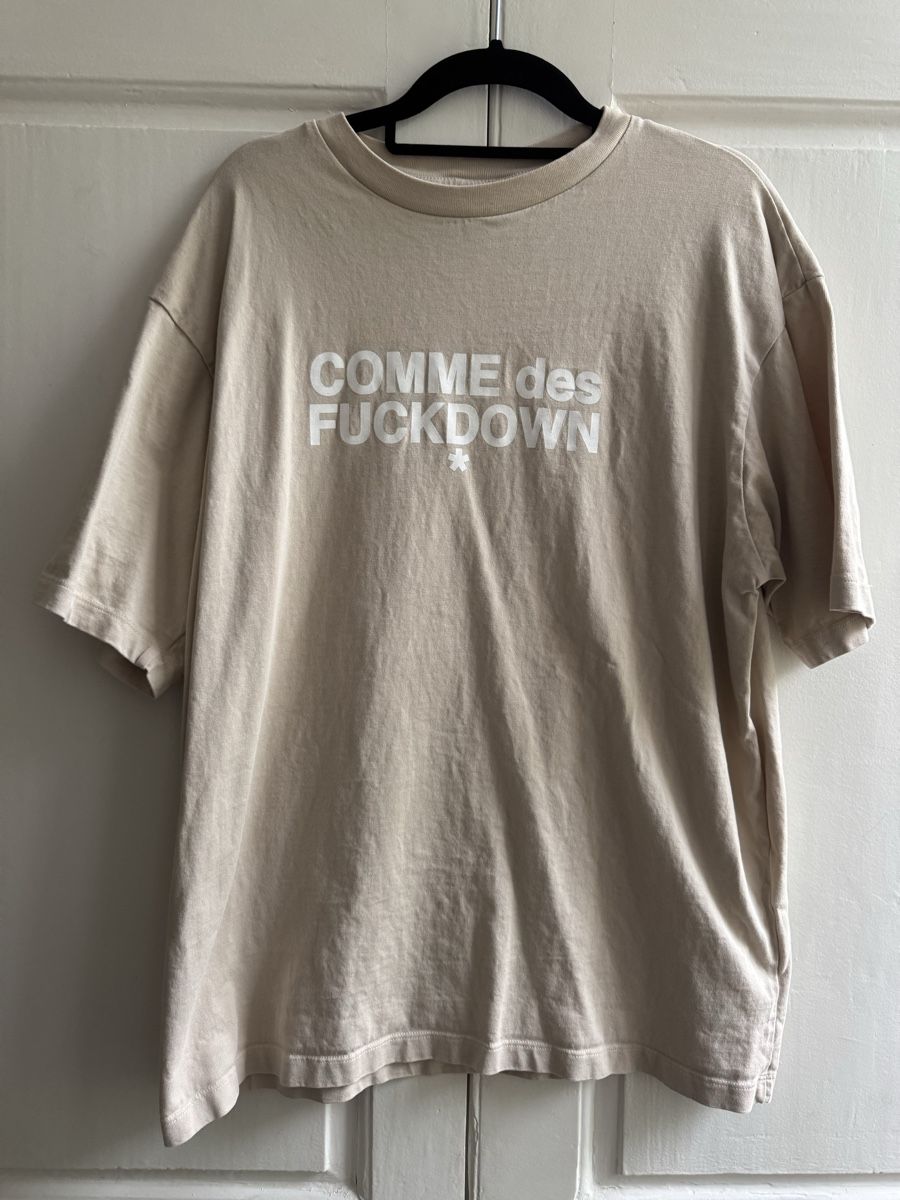 T-shirt: T-shirt Comme des Fuckdown – Nuovo (secondo la descrizione) da Auvernier venduto da Tatel2012