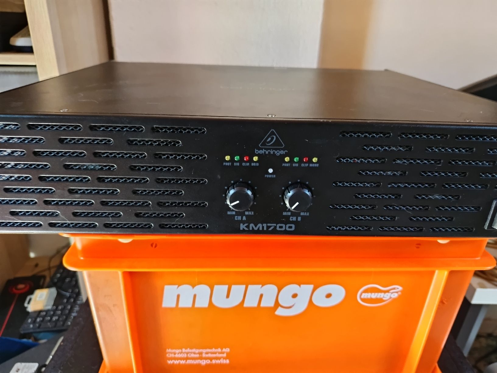 Behringer Amplificatori: Behringer KM1700 Stereo Power Amplifier gebraucht – Usato da Balterswil venduto da jean0502