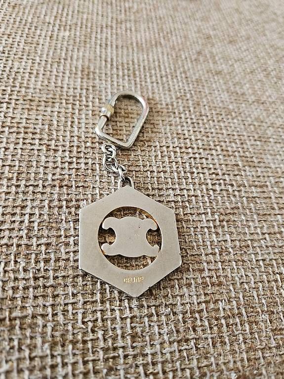 Celine Portachiavi: Celine porte-clés vintage hexagonal triomphe bag charm – Usato da Genève venduto da show88 1