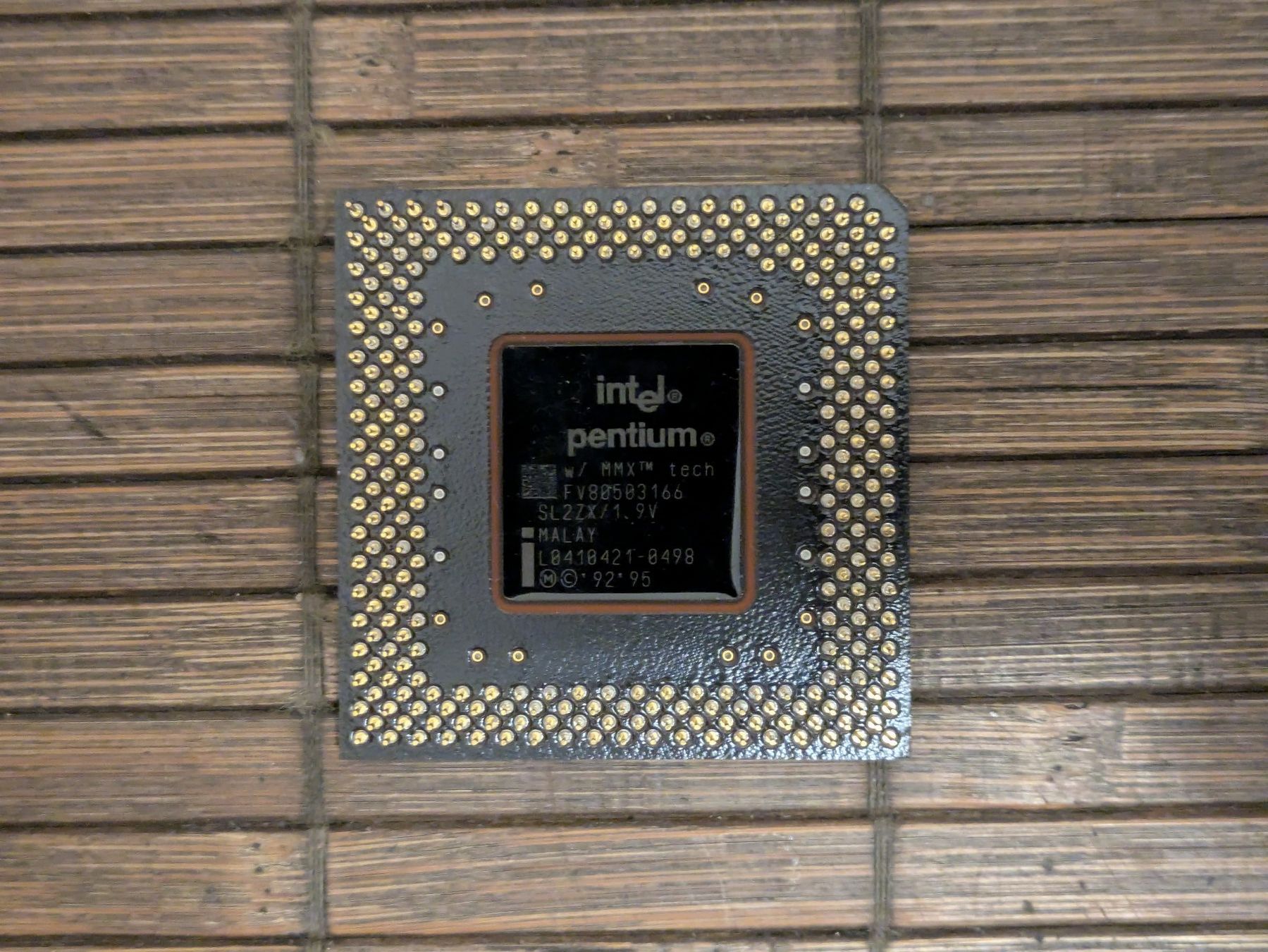 Intel Composants électroniques: Intel Pentium MMX 166 Socket 7 Tillamook SL2ZX – D'occasion à Châtelaine par Pttn