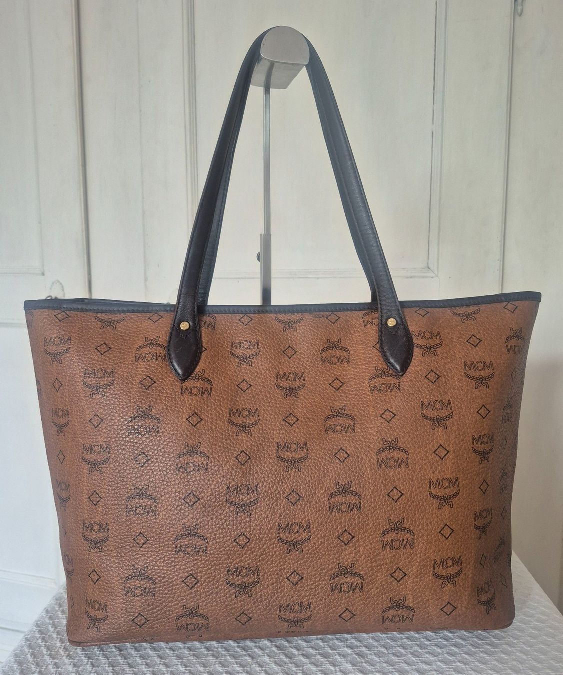 Mcm Borse da donna: MCM Shopper Size M, mit Dogbone-Anhänger – Usato da Dottikon venduto da Pega7 2