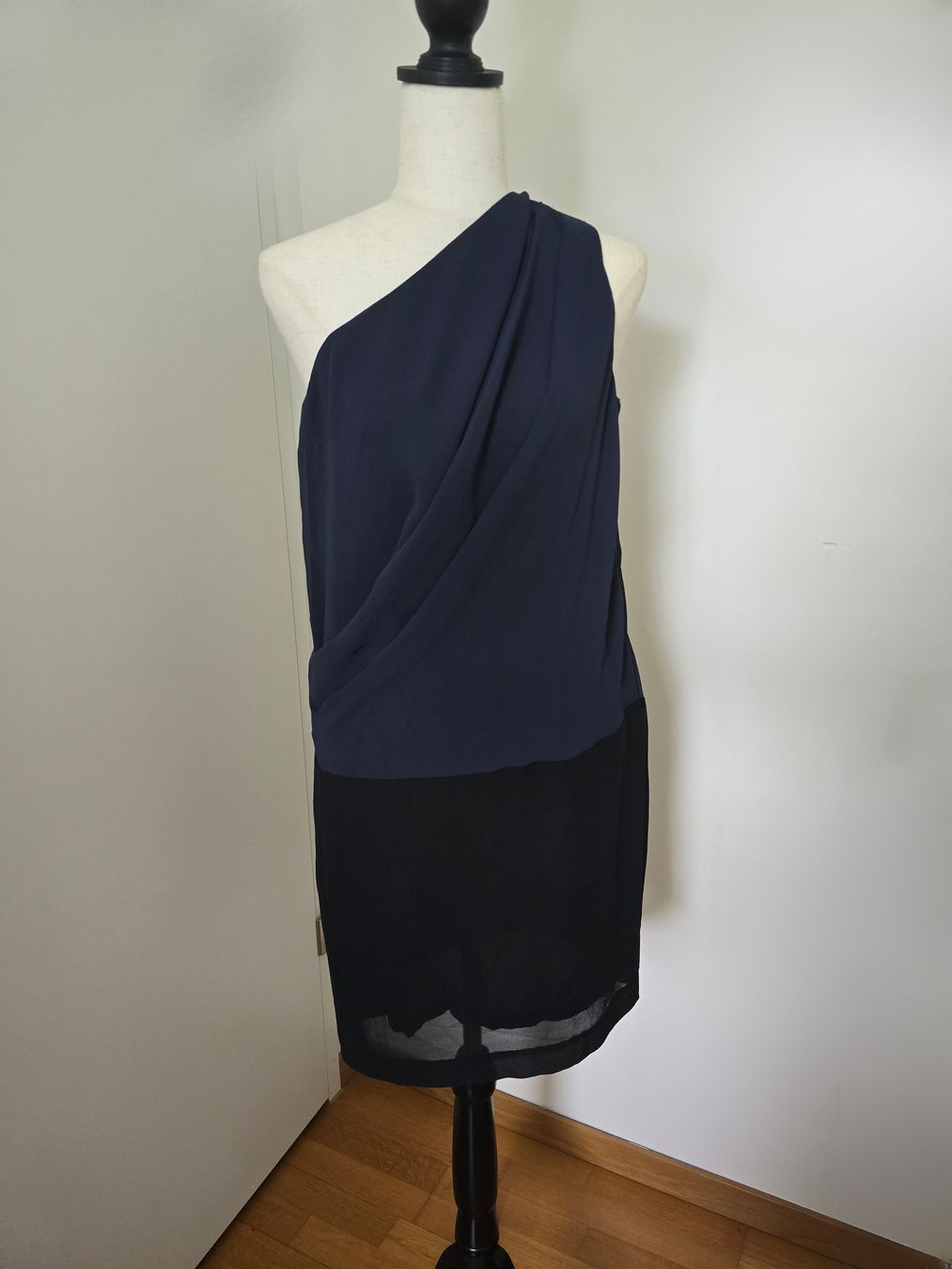 Acne Studios Robes: Acne Studios elegantes One-Shoulder Kleid Gr. 38 – D'occasion à Tecknau par Leni_SecondLove
