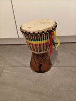 Petit djembé en bois sculpté, peau de chèvre, décor rasta