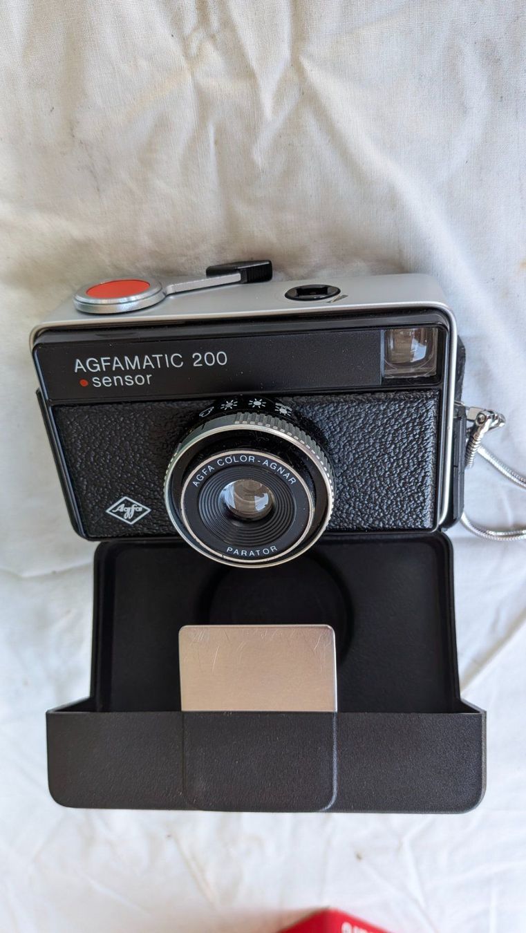 Agfa Kamera: AGFAMATIC 200 Sensor Kamera mit Hülle – Gebraucht aus Thun von Mirweb