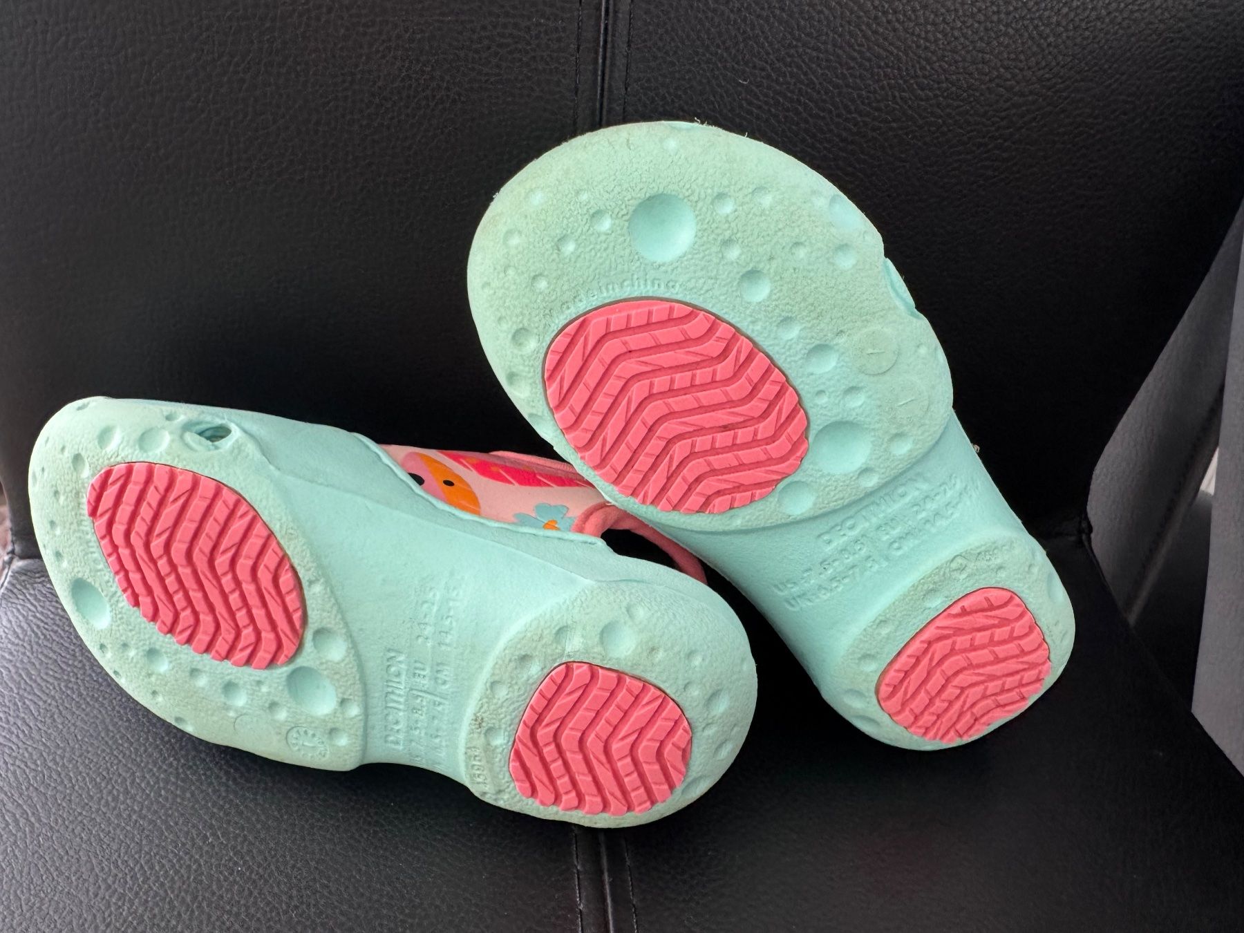 Decathlon Scarpe per ragazze: Mädchen Badeschuhe, Gr. 24/25 – Usato da Affeltrangen venduto da arack28 1