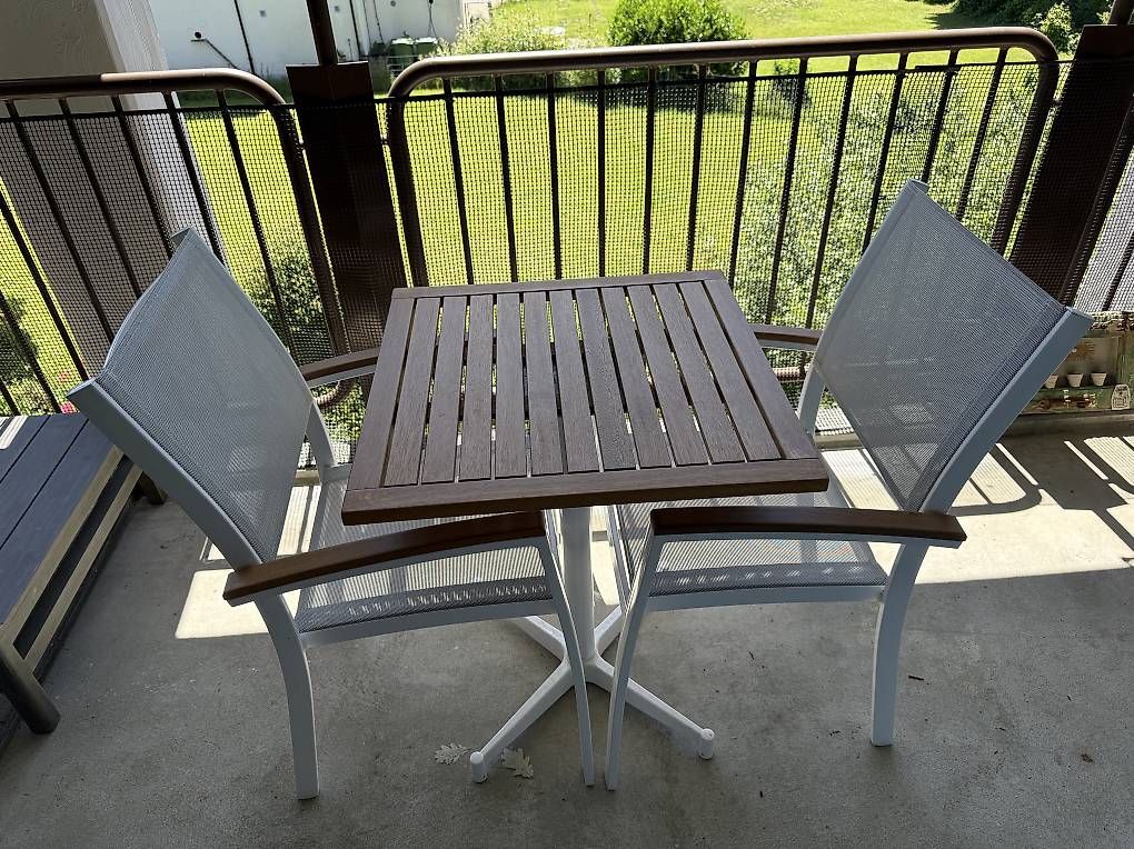 Tische: Balkon Tisch und 2 Stühle – Gebraucht aus Jona von Selin84