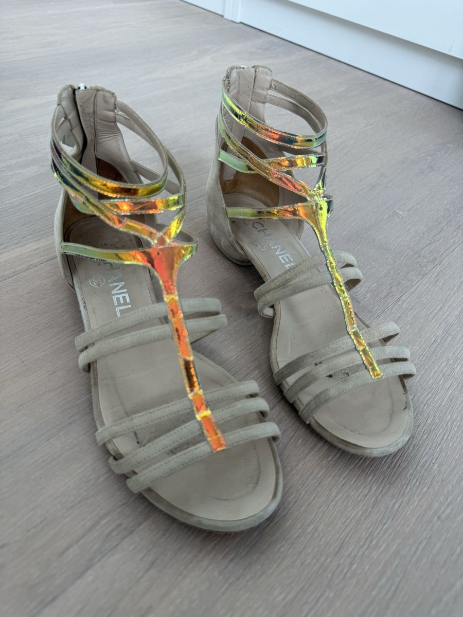 Chanel Chaussures femmes: Chanel Suede Leather Sandals Size 37.5 – D'occasion à Zug par Beolingus22