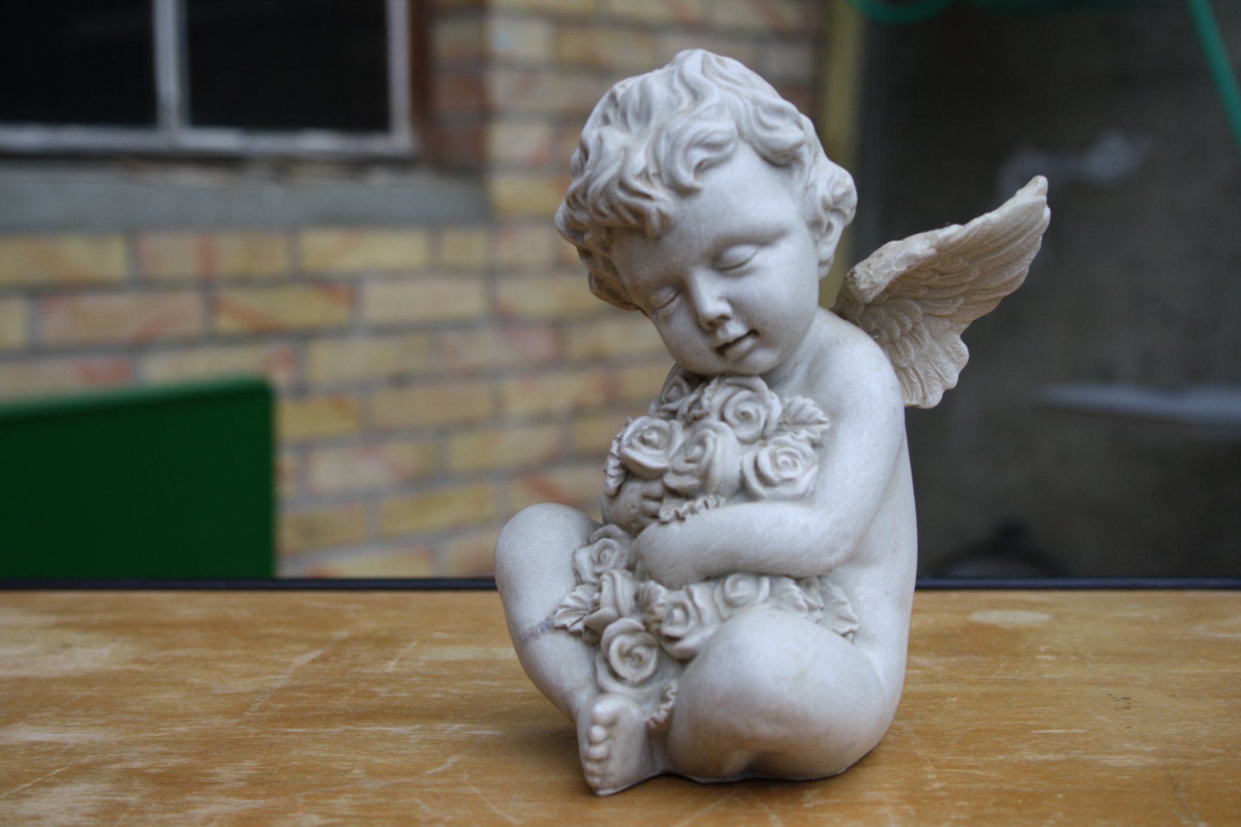 Statuette: ENGEL ENGELSFIGUR MIT ROSEN – Usato da Wauwil venduto da Pneuedy 1
