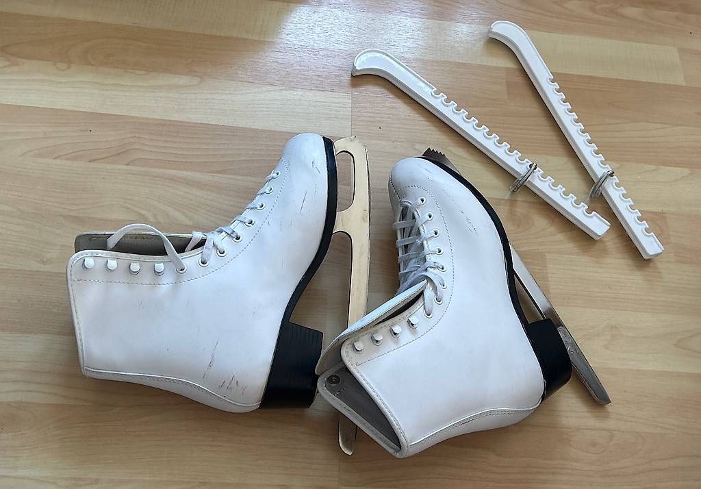 Pattini da ghiaccio: Schlittschuhe Gr 41 – Usato da Chur venduto da petang