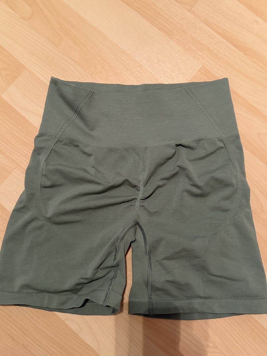 Leggings: Grüne Oner Active scrunch shorts – Gebraucht aus Thierachern von due_ls6w 1