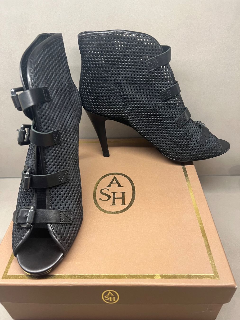 Ash Scarpe da donna: ASH Damenschuhe aus schwarzem Leder – Nuovo e nell'imballaggio originale da Zürich venduto da Bluetodio 1