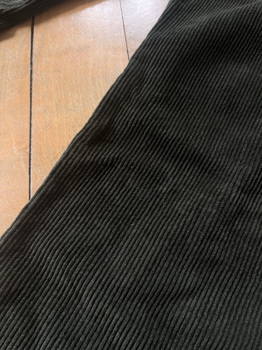 Pieces Pantaloni: pantalon côtelé vert sapin – Usato da La Chaux-de-Fonds venduto da vert_j 2