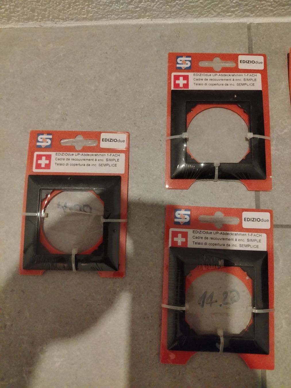 Feller Stecker: EDIZIOdue Abdeckrahmen und Blindabdeckplatte neu – Neu und originalverpackt aus Roggwil TG von Seele6 2