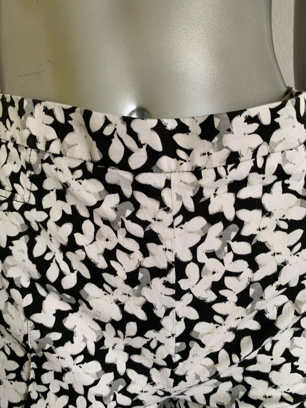 Akris Hosen: AKRIS: Floral gemusterte Sommerhose, 38 – Neu (gemäss Beschreibung) aus Luzern von paulablue 1