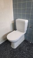 WC Schüssel mit Spülkasten, Keramik, gut erhalten. 