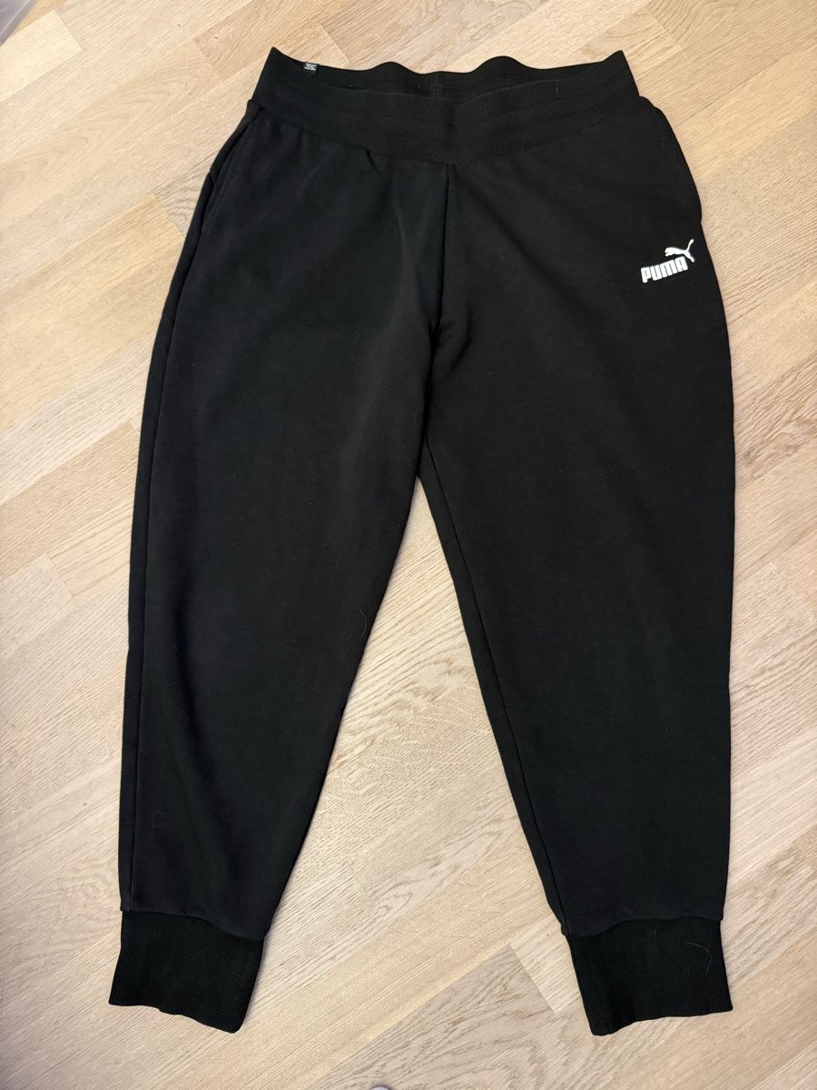 Puma Pantaloni: Puma Jogginghose schwarz Gr. L – Usato da Rubigen venduto da Elmacino