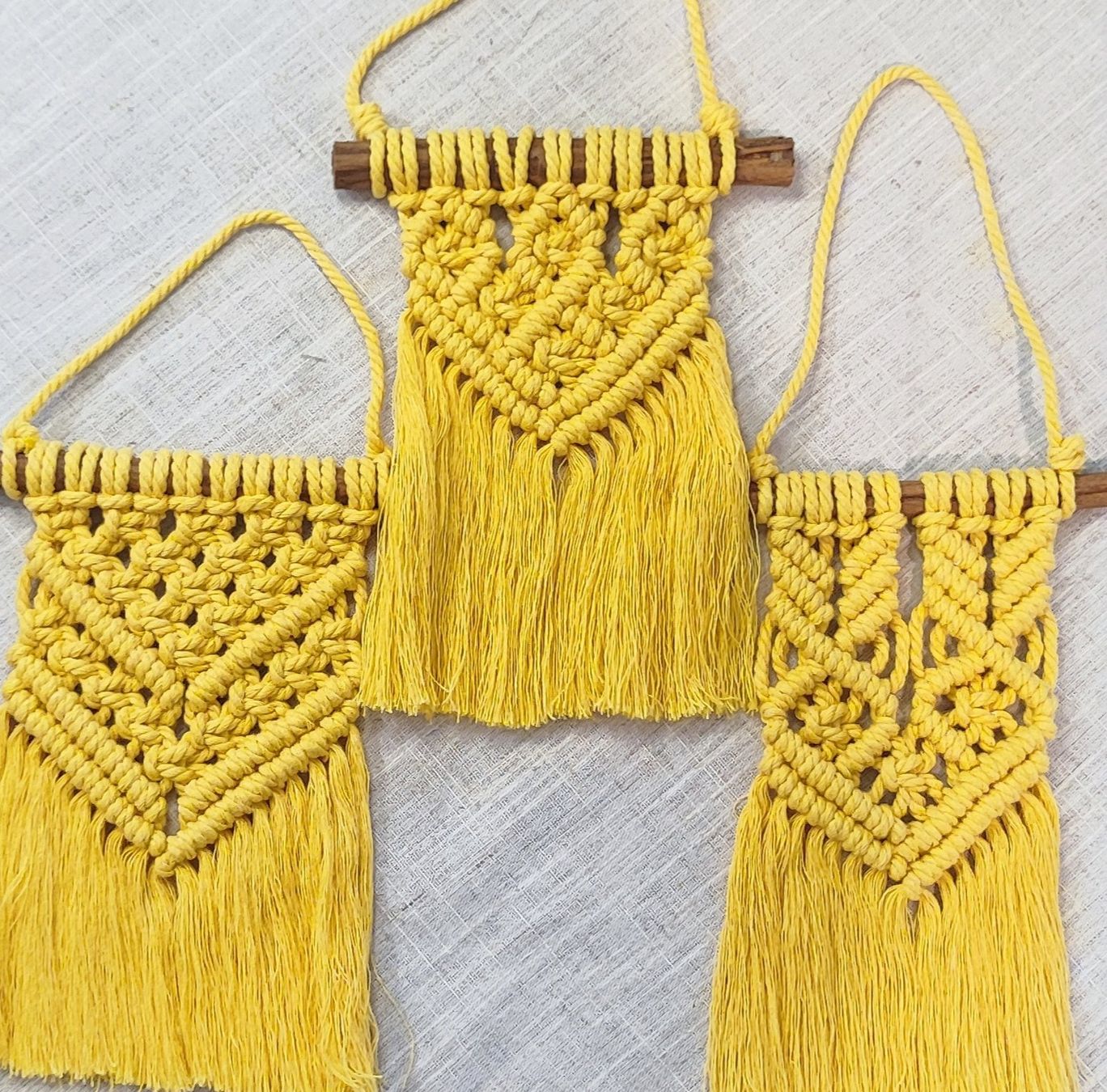 Alle Dekorationen: 3er Set Mini Makramee Wandbehang, Gelb, Boho Style, Handm... – Neu und originalverpackt aus Männedorf von mes_7725