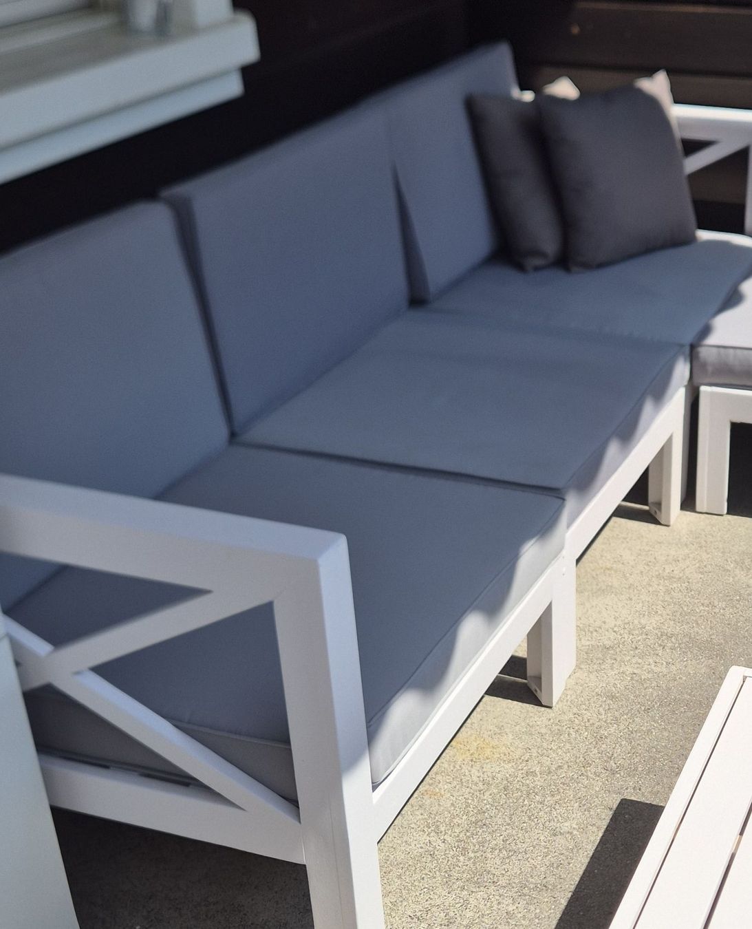 Sofas: Lounge Holz weiss/grau mit Beistelltisch – Gebraucht aus Unteriberg von Foxcross