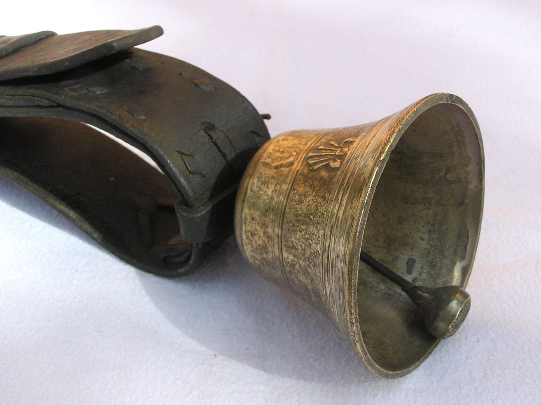 Glocken & Treicheln: ALTE KLEINE GLOCKE – Gebraucht aus Grenchen von Antique-hunter 3