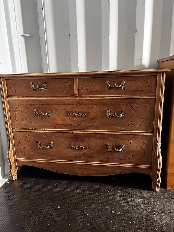 Kommoden: Commode de style Louis XV, marqueterie et bronzes – Gebraucht aus Lausanne von ber_y9vl
