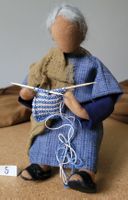 Schwarzenberger Krippenfiguren Frau 24cm mit Strickete N5