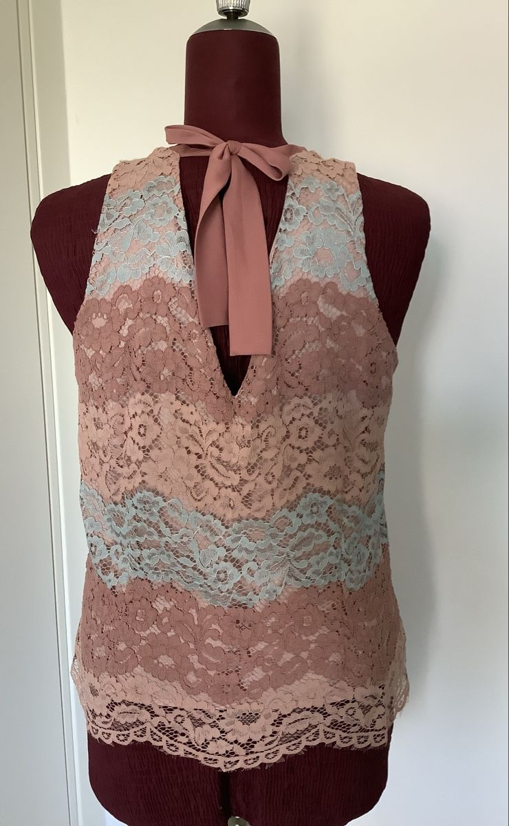 Sisley Top: Top ricamato Sisley – Usato da Magadino venduto da ber_6kbt 2