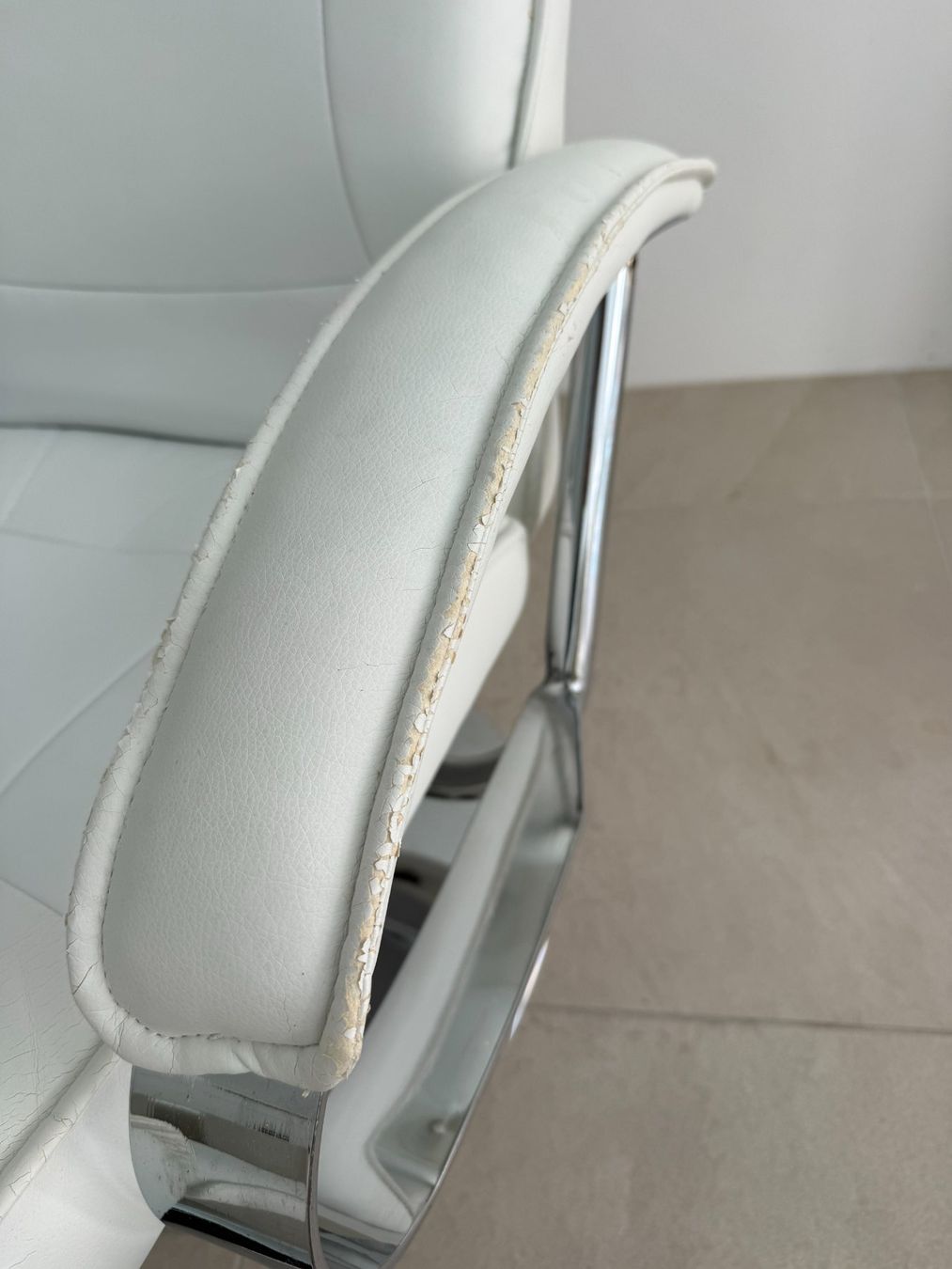 Poltrone: Sessel mit Hocker weiss Lederoptik gebraucht – Usato da Spiez venduto da danfi 2