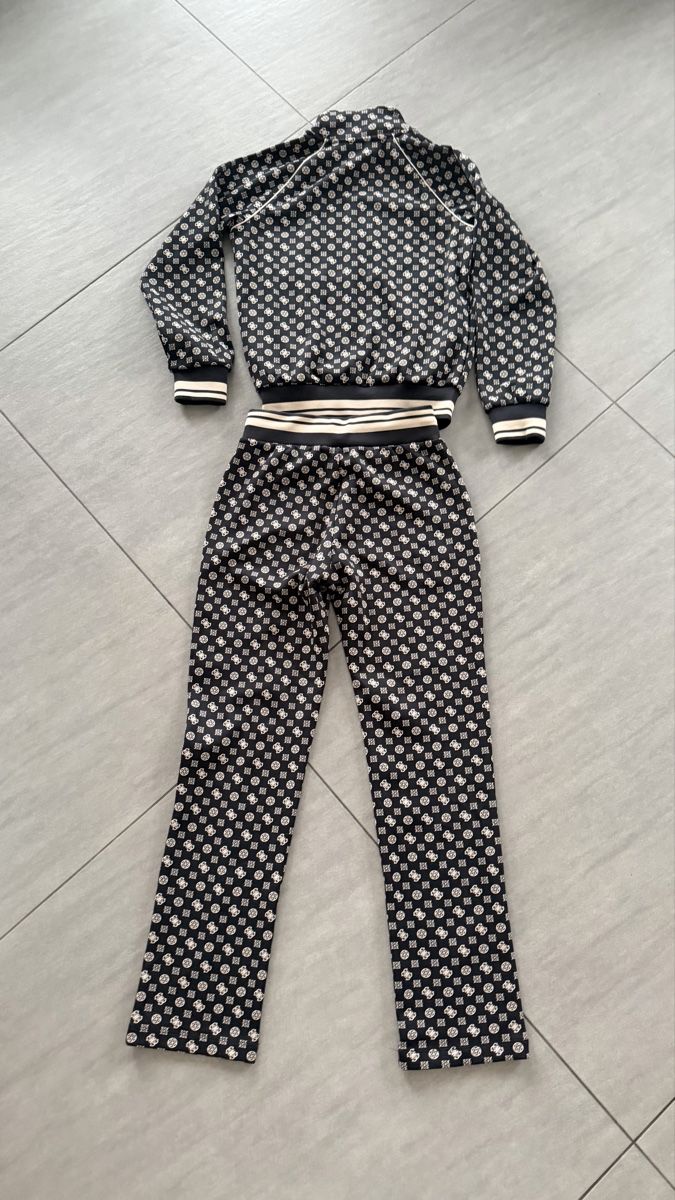 Guess Lotti di vestiti: Guess Trainingsanzug – Usato da Wikon venduto da Tomcad60 1