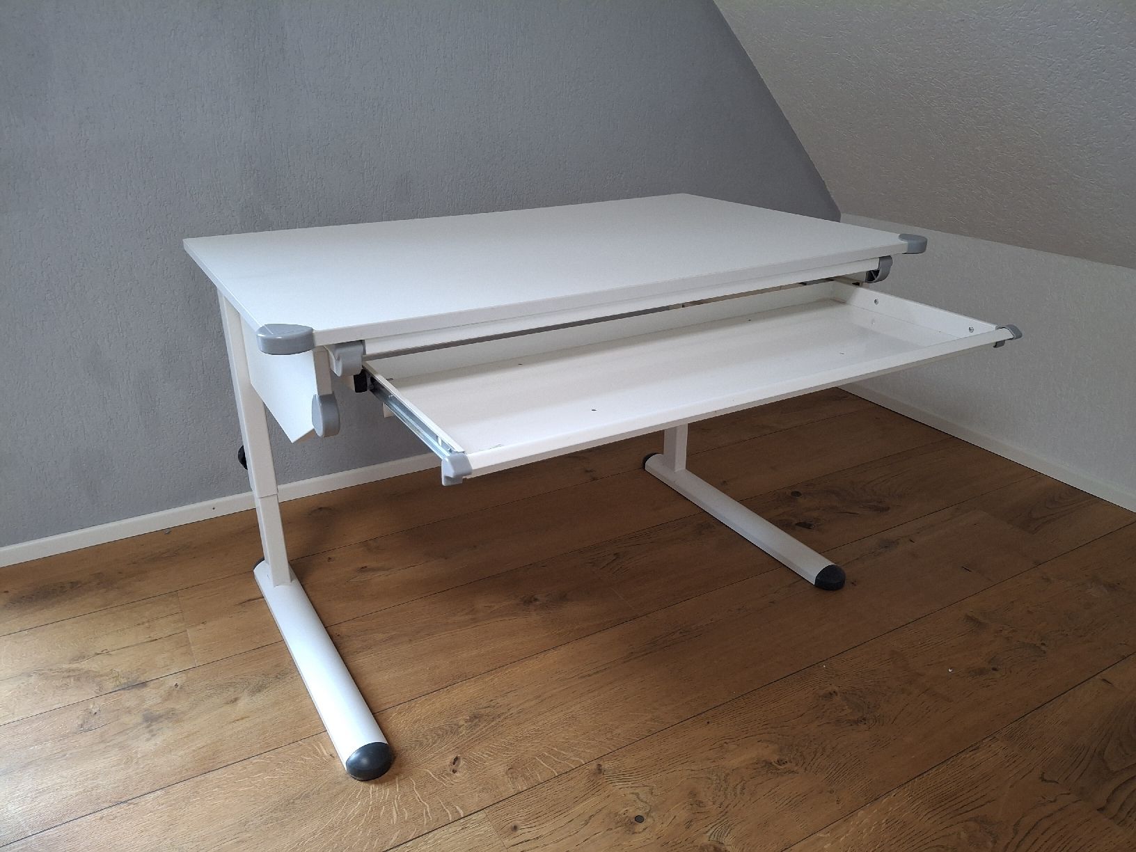 Schreibtische: Verstellbarer Kinderschreibtisch, Top Zustand, Weiss – Gebraucht aus Cham von Girasol3
