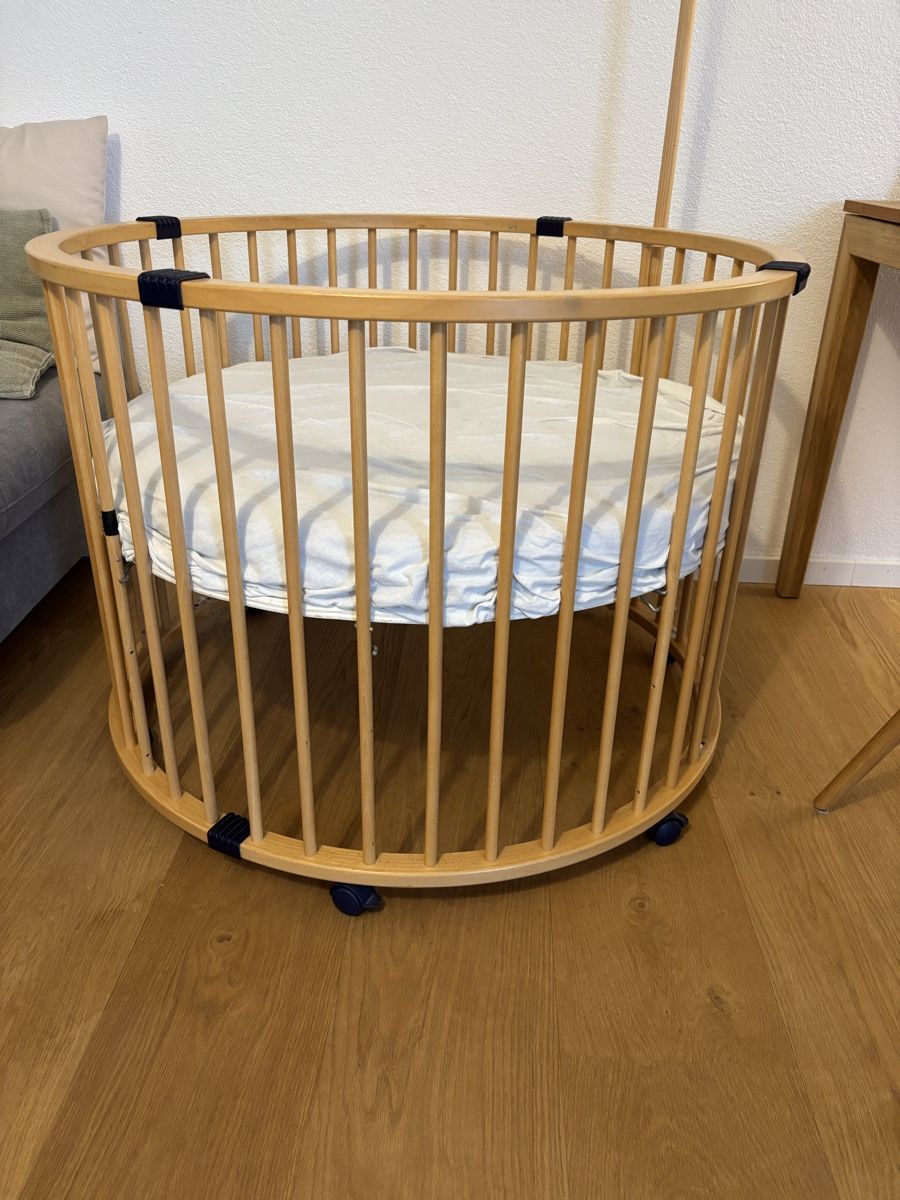 Lauf- & Sicherungsgitter: Rundes Kinderbett oder Laufgitter aus Holz – Gebraucht aus Bonstetten von mat_f6q6 1