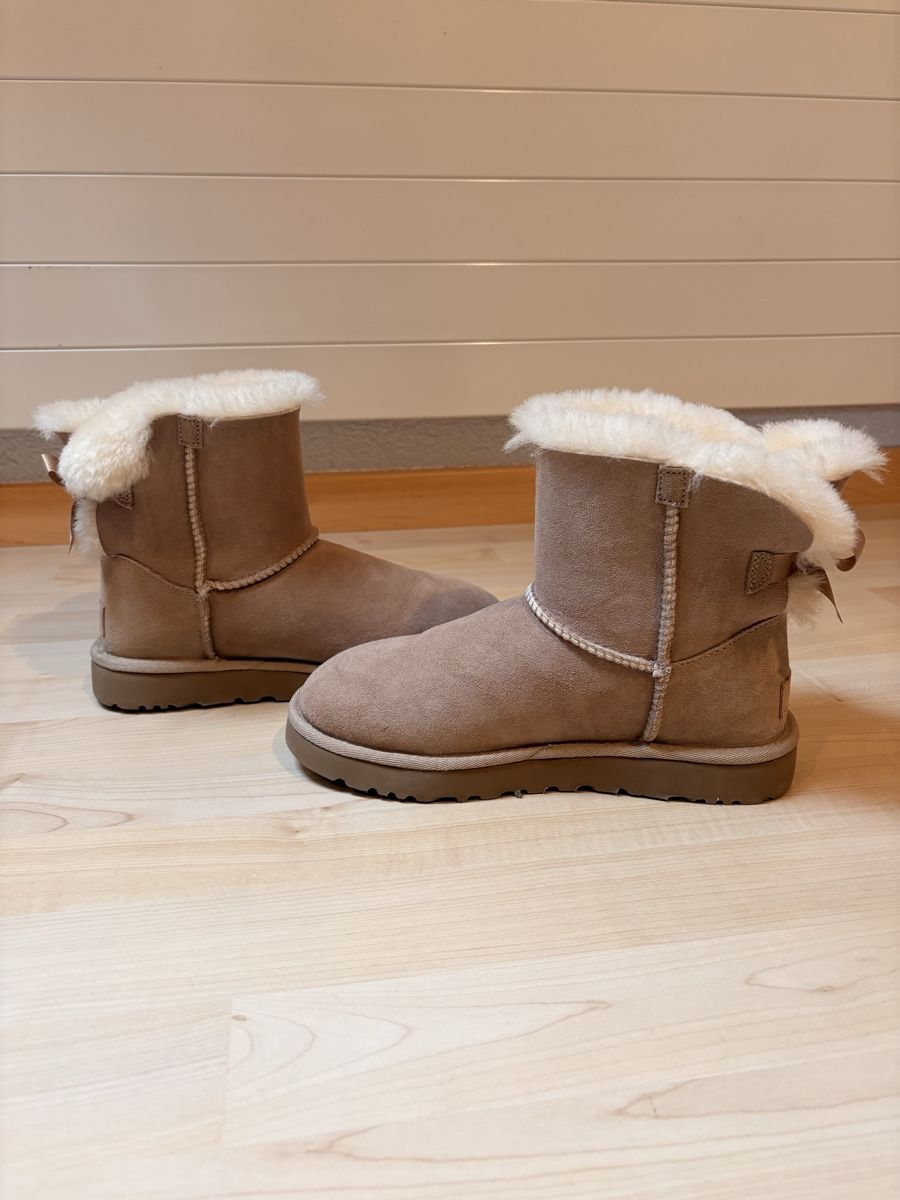 Ugg Damenschuhe: UGG Boots Mini Bailey Bow – Neu (gemäss Beschreibung) aus Wiesendangen von lui_9cfx 1