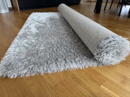 Flauschiger Teppich in hellem Grau - Top Zustand!