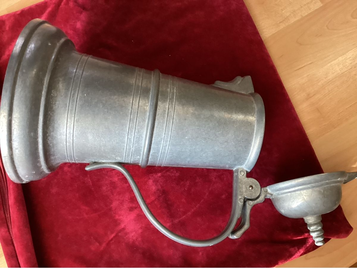 Alle Dekorationen: Antiker Gr. Zinnkrug mit Deckel gebraucht zur Dekoration – Gebraucht aus Nunningen von Vintage59 3
