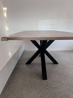 Table en bois avec pied en métal 