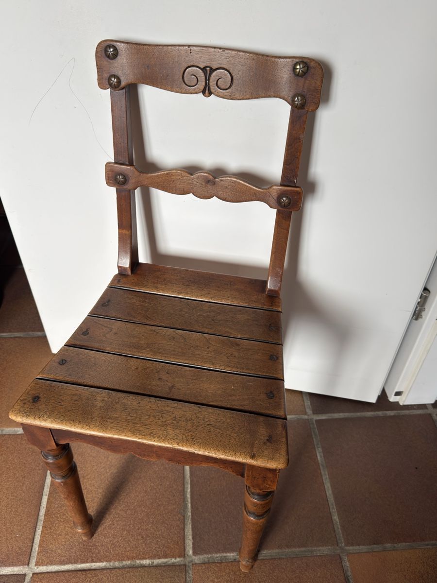 Chaises: Alter Holzstuhl – D'occasion à Hombrechtikon par Froeschli9 1