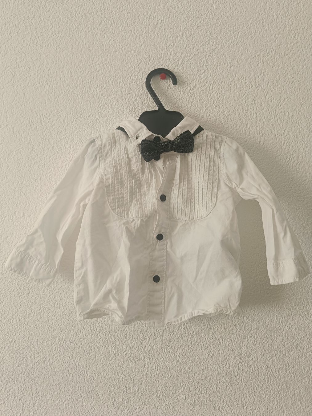 H&M Chemises, Tops & T-shirts: Kinderhemd mit Fliege 68 – D'occasion à Hägendorf par aga_mh97