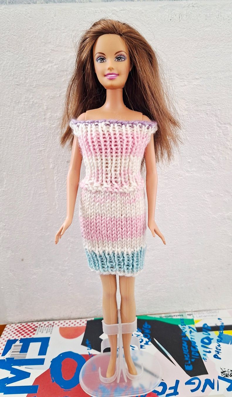 Bambole: Barbie Kleid. Neu und handgestrickt. – Nuovo e nell'imballaggio originale da Zug venduto da Areta