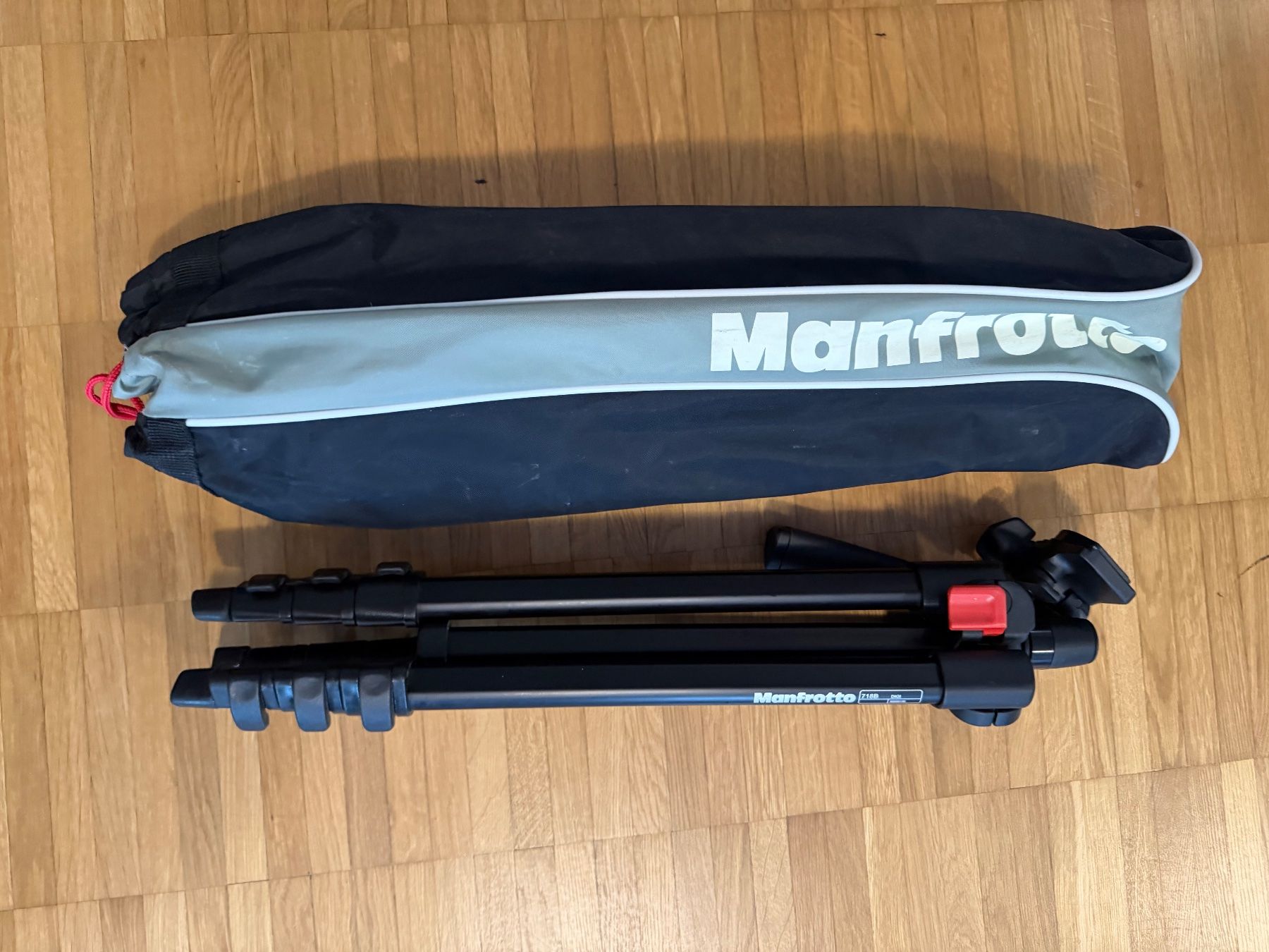 Trépieds & Accessoires: Manfrotto 718B DIGI Kompaktstativ mit Tasche – D'occasion à Zürich par Townes64