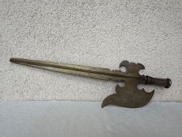 Hallebarde décorative en métal, motif gravé