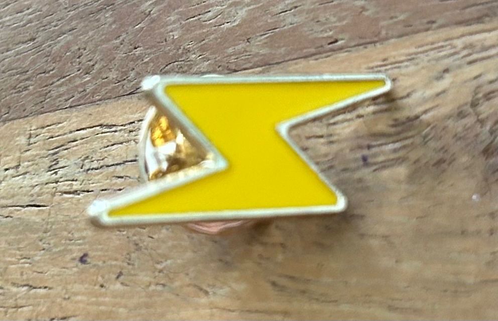 Placchette & Badge: Pin Blitz – Nuovo e nell'imballaggio originale da Geneve venduto da vane267
