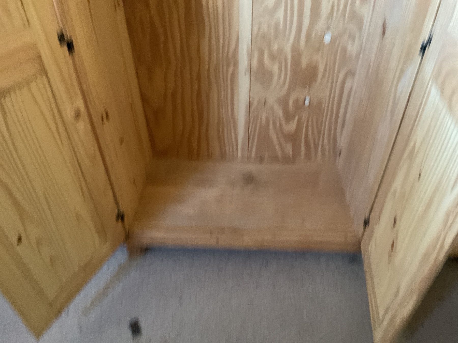 Armadi: Echtholz Schrank sucht neuen Standort – Usato da Uster venduto da Hotelliquidation 2