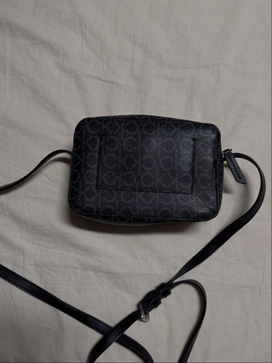 Calvin Klein Sacs femmes: Calvin Klein Monogram Tasche – D'occasion à Sissach par jameliagr 1