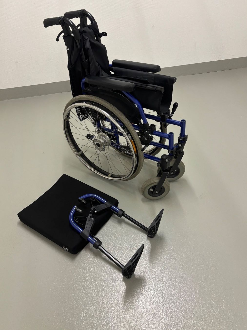 Chaises roulantes: Rollstuhl Ottobock zusammenklappbar – D'occasion à Emmenbrücke par gar_xds2 3