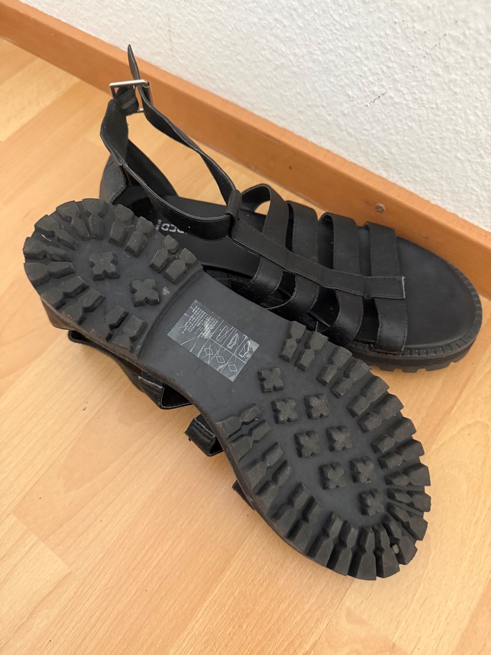 H&M Scarpe da donna: Schwarze Sandalen Gr. 40 von Divided H&M – Nuovo (secondo la descrizione) da Zürich venduto da Herbion1 3