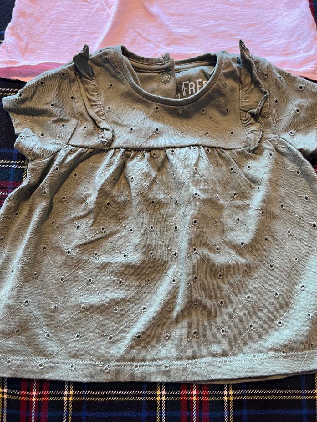 Hemden, T-Shirts & Polos: 2x Sommer T-Shirts, Größe 80 – Gebraucht aus Umiken von deb_57xk 2